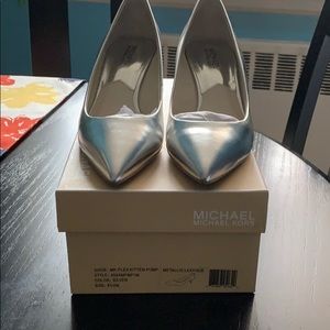 Michael Kira flex kitten pump